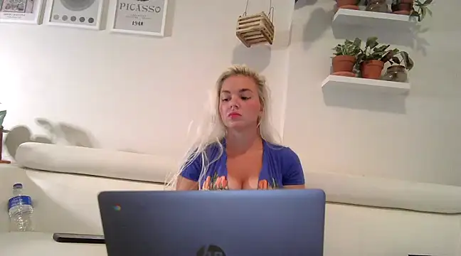 Snapshot of badblondebunny chatting on 8, 3, 2025 badblondebunny online show from 8, 3, 2025