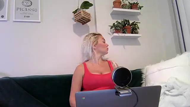 Snapshot of badblondebunny chatting on 16, 12, 2025 badblondebunny online show from 16, 12, 2025