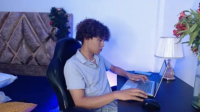 nickolas moon online show from 30, 12, 2024