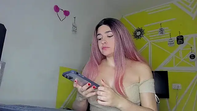 Nikolle Rouss online show from 11, 11, 2025