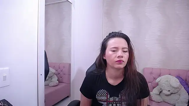 Snapshot of lauraguzman chatting on 11, 3, 2025 lauraguzman online show from 11, 3, 2025