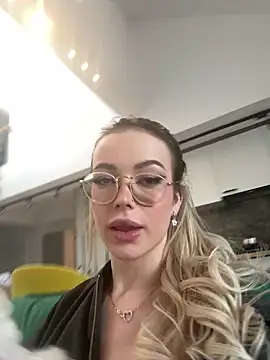 Snapshot of KylieJoyce chatting on 6, 1, 2025 KylieJoyce online show from 6, 1, 2025
