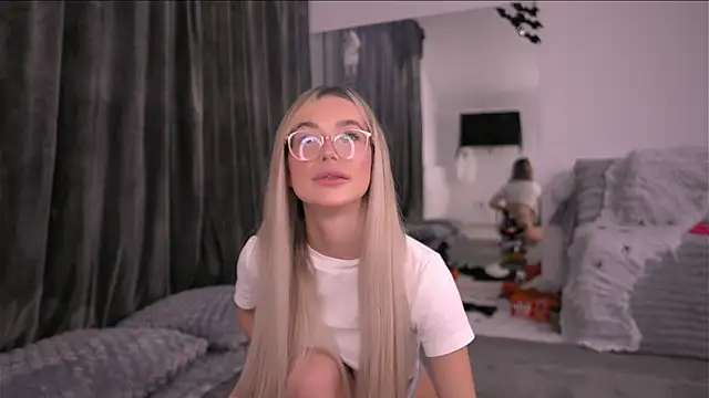 Snapshot of KylieJoyce chatting on 28, 10, 2025 KylieJoyce online show from 28, 10, 2025