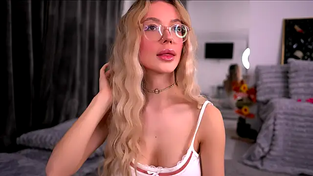 Snapshot of KylieJoyce chatting on 28, 11, 2025 KylieJoyce online show from 28, 11, 2025