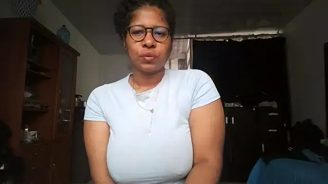 Snapshot of Ivon-09 chatting on 19, 10, 2025 Ivon-09 online show from 19, 10, 2025