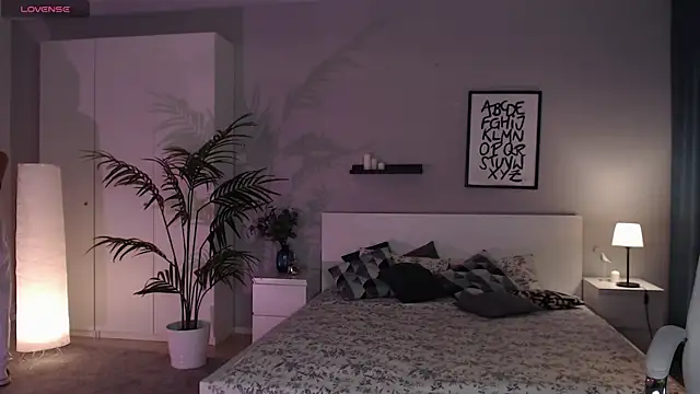 Bellla Haddid online show from 19, 10, 2025