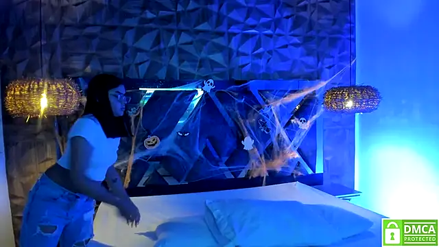 Snapshot of Rose_Evans__ chatting on 4, 11, 2025 Rose Evans online show from 4, 11, 2025