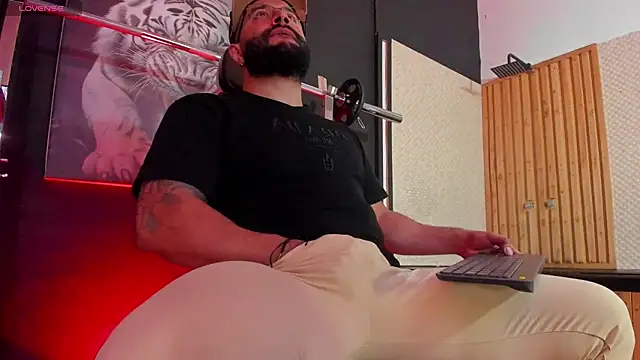 Snapshot of Luke__09 chatting on 25, 10, 2025 Luke 09 online show from 25, 10, 2025