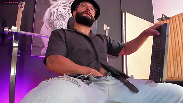 Snapshot of Luke__09 chatting on 27, 10, 2025 Luke 09 online show from 27, 10, 2025