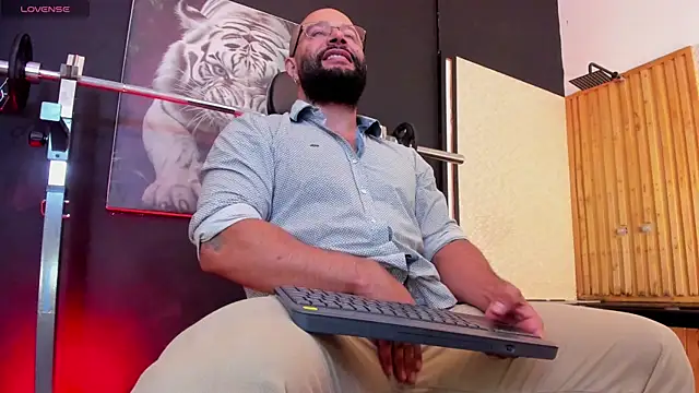 Snapshot of Luke__09 chatting on 28, 11, 2025 Luke 09 online show from 28, 11, 2025