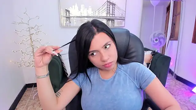 Snapshot of naomii_campbell_ chatting on 25, 1, 2025 naomii campbell online show from 25, 1, 2025