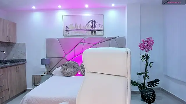 Snapshot of naomii_campbell_ chatting on 14, 10, 2025 naomii campbell online show from 14, 10, 2025