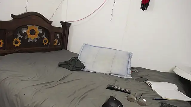 Snapshot of DominaLeona chatting on 5, 3, 2025 DominaLeona online show from 5, 3, 2025