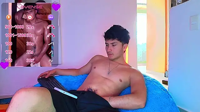 Snapshot of santyago_taylor chatting on 8, 11, 2025 santyago taylor online show from 8, 11, 2025