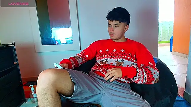 Snapshot of santyago_taylor chatting on 4, 12, 2025 santyago taylor online show from 4, 12, 2025