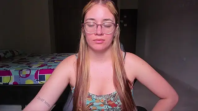 Snapshot of atenas_05_ chatting on 4, 3, 2025 atenas 05 online show from 4, 3, 2025