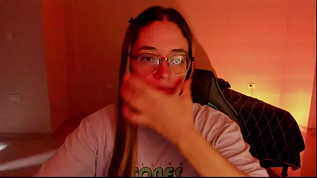 Snapshot of atenas_05_ chatting on 12, 9, 2025 atenas 05 online show from 12, 9, 2025