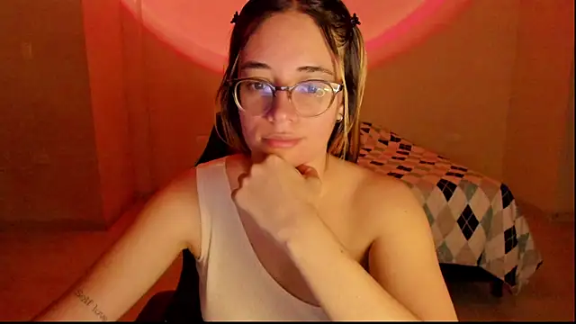 Snapshot of atenas_05_ chatting on 8, 10, 2025 atenas 05 online show from 8, 10, 2025