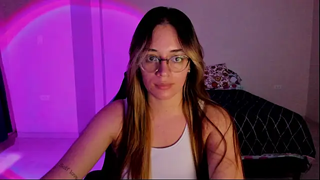 Snapshot of atenas_05_ chatting on 8, 11, 2025 atenas 05 online show from 8, 11, 2025