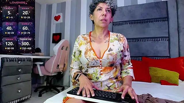 Snapshot of Julianewell chatting on 6, 5, 2026 Julianewell online show from 6, 5, 2026