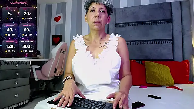 Snapshot of Julianewell chatting on 8, 5, 2026 Julianewell online show from 8, 5, 2026