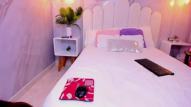 Snapshot of Carohorny4u chatting on 8, 10, 2025 Carohorny4u online show from 8, 10, 2025