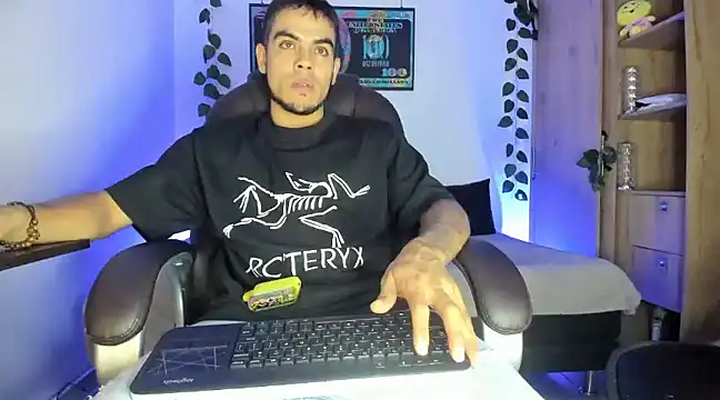 Snapshot of mikee_scooth chatting on 7, 3, 2025 mikee scooth online show from 7, 3, 2025