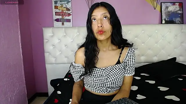 Snapshot of karolinee_66_ chatting on 7, 12, 2024 karolinee 66 online show from 7, 12, 2024