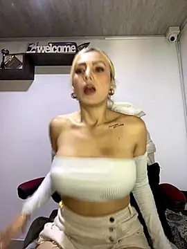 Snapshot of alicev_kitty chatting on 7, 11, 2025 alicev kitty online show from 7, 11, 2025