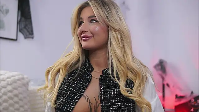 Snapshot of AvaShayy chatting on 21, 10, 2025 AvaShayy online show from 21, 10, 2025