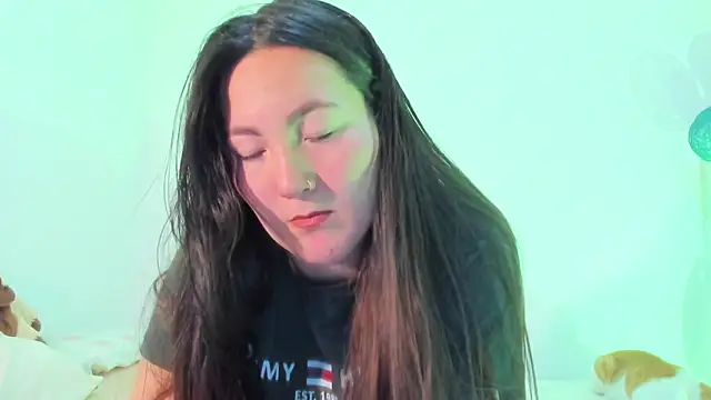 Elle Lee  online show from 17, 3, 2025