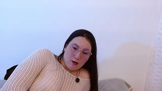 Elle Lee  online show from 24, 6, 2026