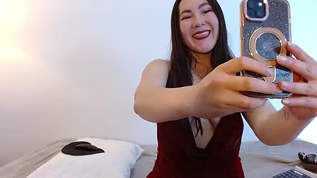 Elle Lee  online show from 19, 7, 2026