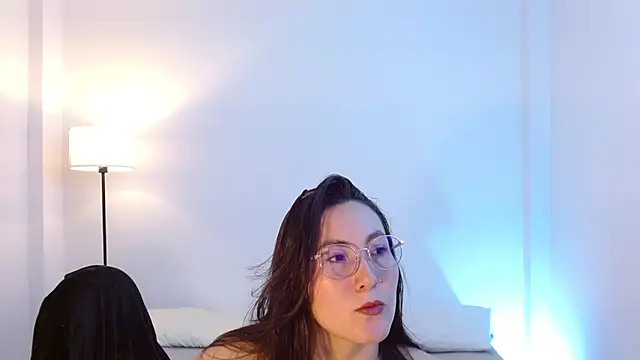 Elle Lee  online show from 22, 7, 2026