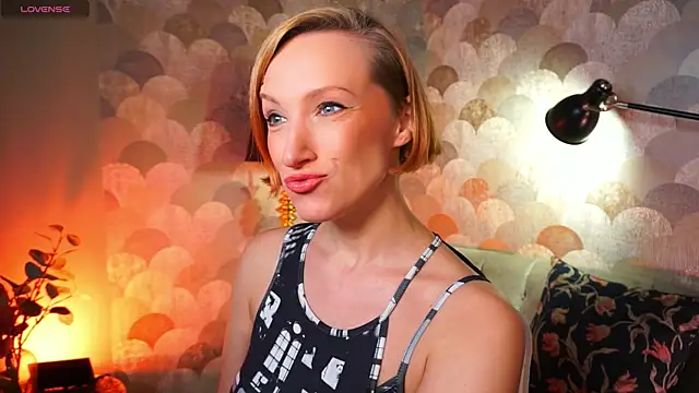 Snapshot of UmaTruewoman chatting on 4, 10, 2025 UmaTruewoman online show from 4, 10, 2025