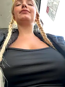 Snapshot of Milkyy_wway chatting on 7, 10, 2025 Milkyy wway online show from 7, 10, 2025