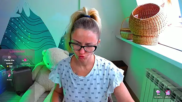 LadyIzabel online show from 7, 7, 2026