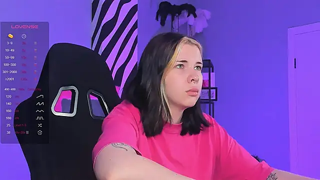 Snapshot of AliceSunday chatting on 10, 10, 2025 AliceSunday online show from 10, 10, 2025