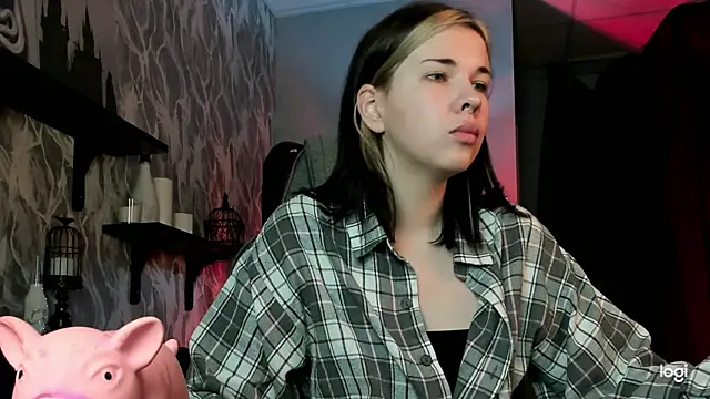 Snapshot of AliceSunday chatting on 8, 11, 2025 AliceSunday online show from 8, 11, 2025