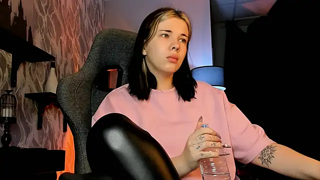 Snapshot of AliceSunday chatting on 11, 11, 2025 AliceSunday online show from 11, 11, 2025