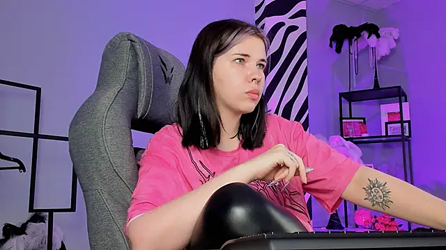 Snapshot of AliceSunday chatting on 13, 11, 2025 AliceSunday online show from 13, 11, 2025