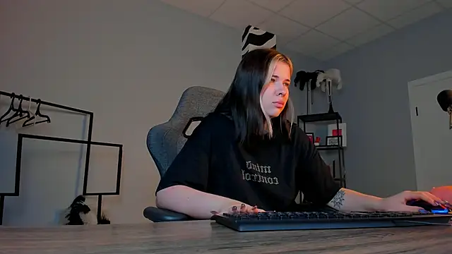 Snapshot of AliceSunday chatting on 25, 11, 2025 AliceSunday online show from 25, 11, 2025