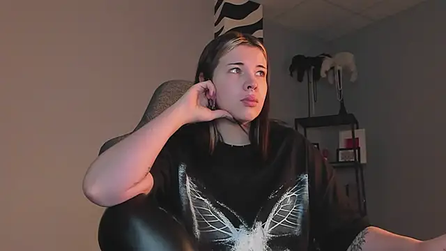 Snapshot of AliceSunday chatting on 29, 11, 2025 AliceSunday online show from 29, 11, 2025