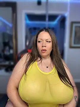 Snapshot of curvyfunlover chatting on 27, 5, 2026 curvyfunlover online show from 27, 5, 2026