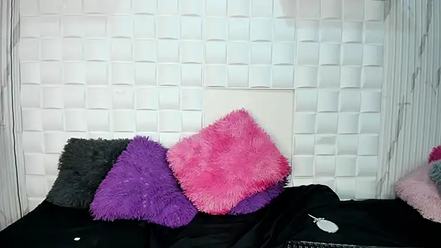 chloe moretzz  online show from 31, 12, 2024