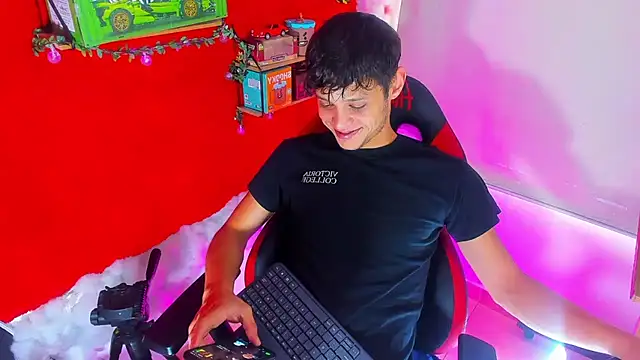 Snapshot of LilOwen_ chatting on 13, 9, 2025 LilOwen online show from 13, 9, 2025