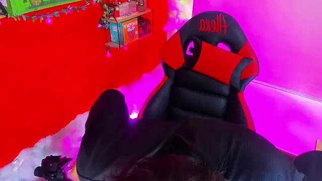 Snapshot of LilOwen_ chatting on 15, 9, 2025 LilOwen online show from 15, 9, 2025