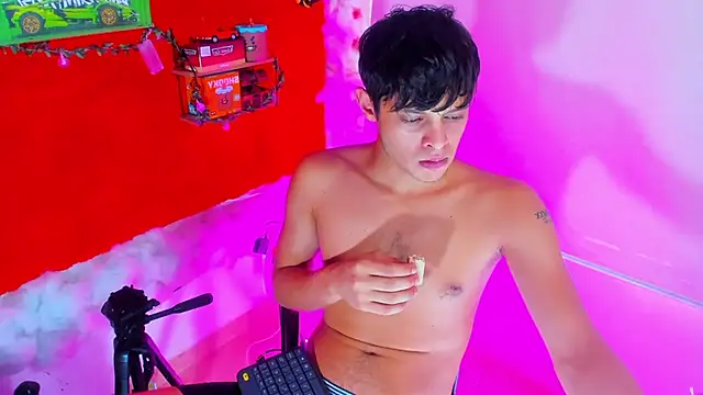 Snapshot of LilOwen_ chatting on 25, 9, 2025 LilOwen online show from 25, 9, 2025