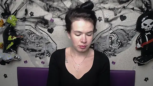 JasmineKouch online show from 31, 10, 2025