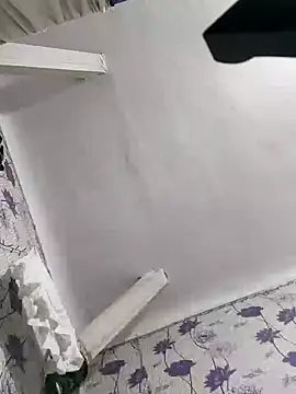 Snapshot of SweetLeila40 chatting on 4, 2, 2025 SweetLeila40 online show from 4, 2, 2025